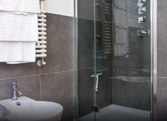 walk-in-shower-apartment-Bellagio-Lake-Como